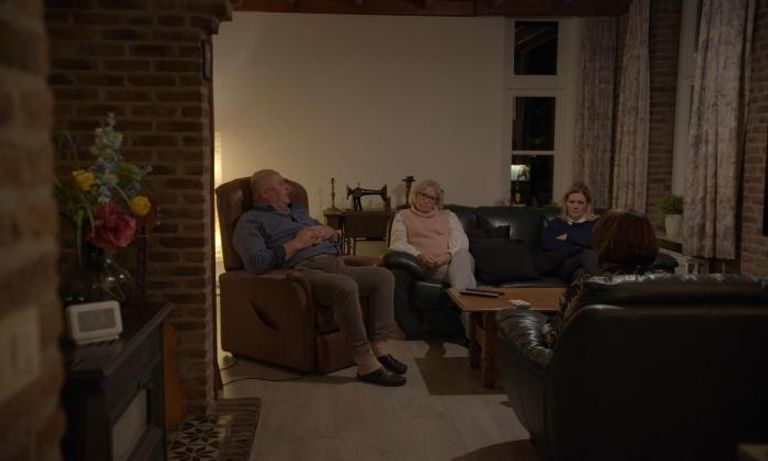 Bij Hans in de woonkamer (foto: Boer zoekt Vrouw/KRO-NCRV).