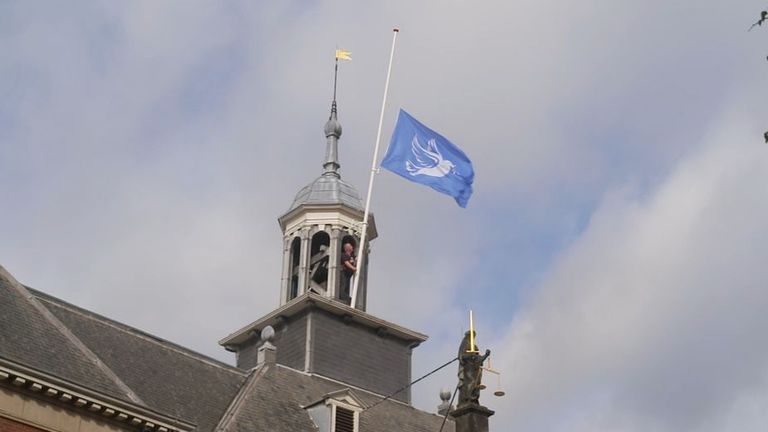 De vredesvlag van Vlemmix wappert al op het stadhuis in Vlaardingen (foto: NOS).