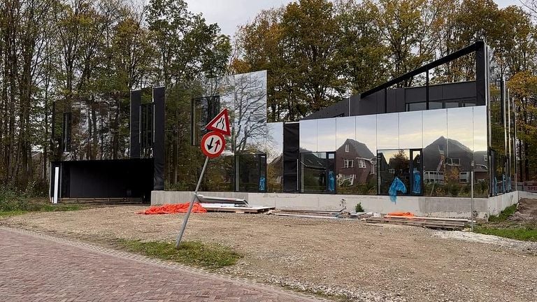 De villa ligt ook aan een weg (foto: Rogier van Son). 