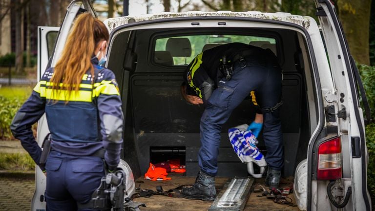 De politie onderzoekt nu welke van de twee busjes rondreed met valse platen en waarvoor dat busje precies gebruikt werd (foto: SQ Vision).