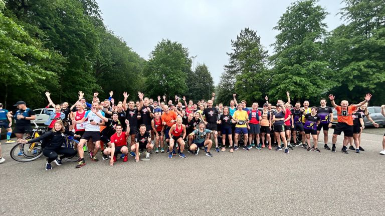 Een grote groep lopers ging samen van start (Foto: Iris Kouw)