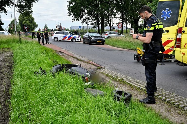 De scooterrijder kwam meters verderop terecht (foto: Toby de Kort/SQ Vision).