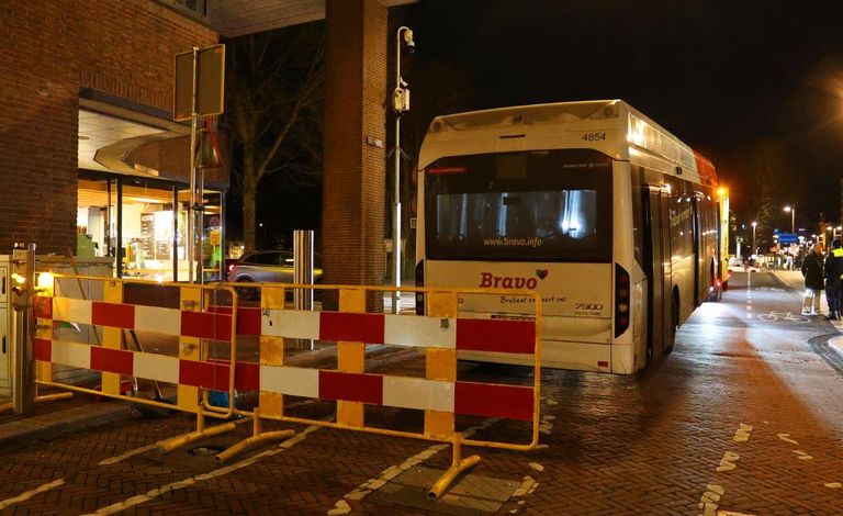 Een bergingsbedrijf heeft de zwaar beschadigde bus meegenomen (foto: Bart Meesters).