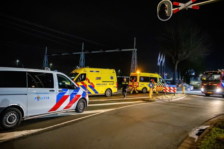 Diverse hulpdiensten kwamen na de crash naar de Jules Verneweg in Tilburg (foto: Jack Brekelmans/SQ Vision).