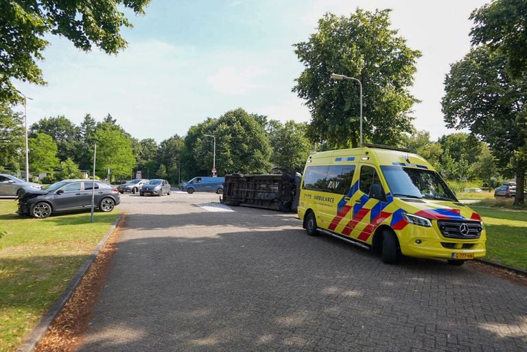 Het kruispunt was na de aanrijding afgesloten (foto: Gabor Heeres/SQ Vision).