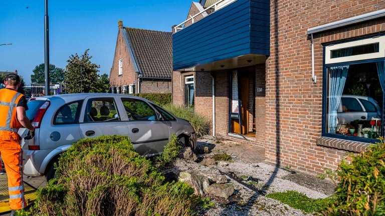 Hoe erg de schade aan het huis in Sprang-Capelle is, wordt onderzocht (foto: Jack Brekelmans/SQ Vision).