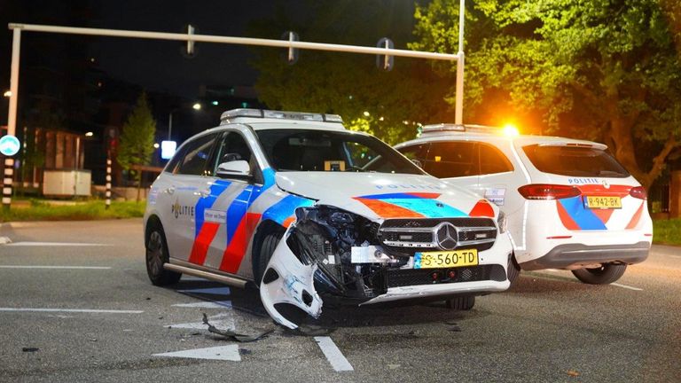 De schade aan de politieauto is aanzienlijk (foto: Bart Meesters).