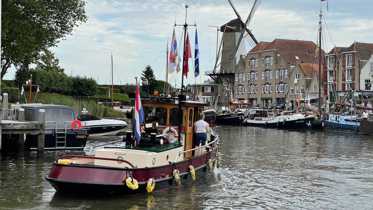 Een historisch werkvaartuig in de haven van Willemstad (foto: Erik Peeters).