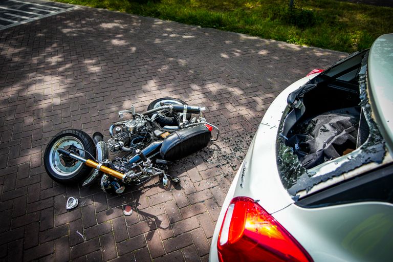 Ondanks de flinke botsing hoefde de motorrijder niet naar een ziekenhuis gebracht te worden (foto: SQ Vision).