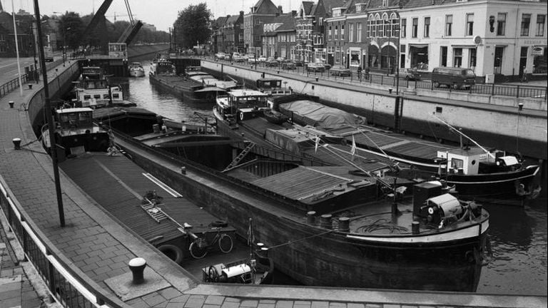 Tot 2014 voeren er nog schepen door de Bossche Zuid-Willemsvaart (foto: privé). 