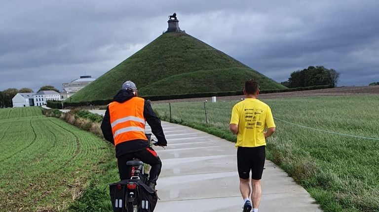 Barry gevolgd door zijn vader op de fiets.