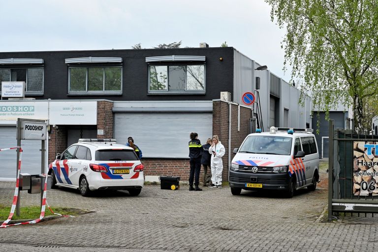 Het politieonderzoek in Oisterwijk ging zaterdagochtend verder (foto: Toby de Kort/SQ Vision).