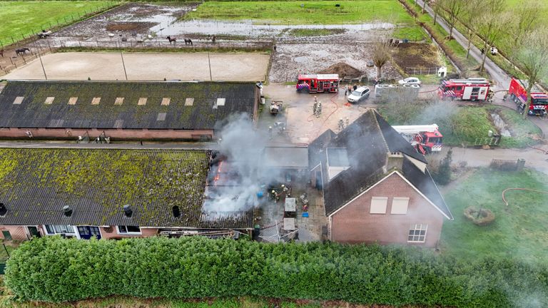 De brand woedde in een stal in Oijen (foto: Gabor Heeres/SQ Vision).