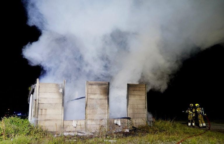 Van de loods in Empel bleef weinig over (foto: Bart Meesters).