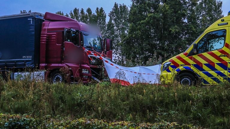 Bij het ongeluk op de N279 bij Veghel was een vrachtwagen betrokken (foto: Harrie Grijseels/SQ Vision).