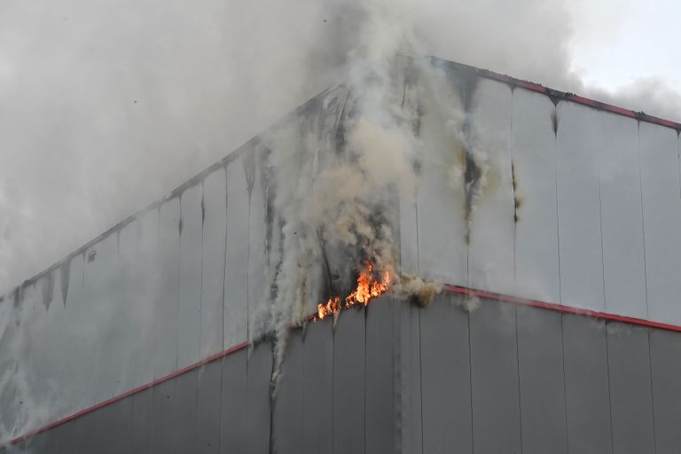 De brand bij het bedrijfsgebouw in Etten-Leur begon in een hoek, maar breidde zich snel uit (foto: Perry Roovers/SQ Vision).