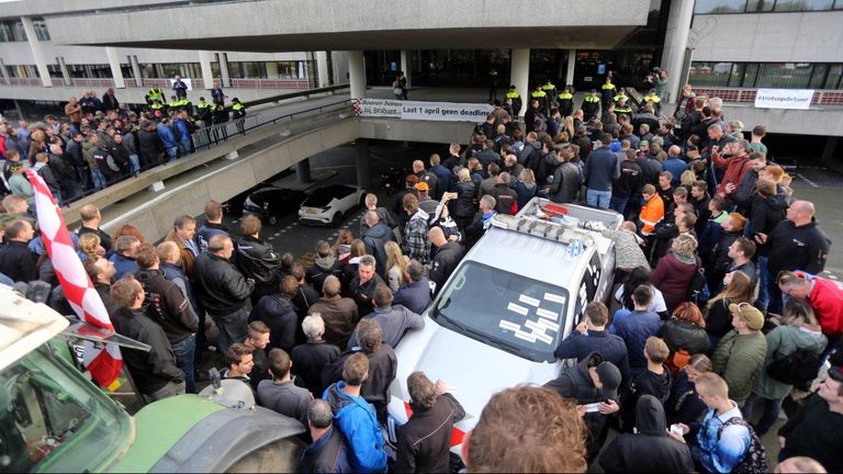 Boerenprotest in 2019 bij de hoofdingang van het provinciehuis. (Bart Meesters)