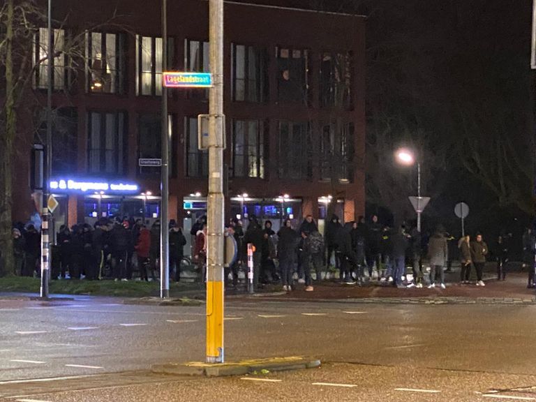 Jongeren bij het tankstation in Den Bosch.