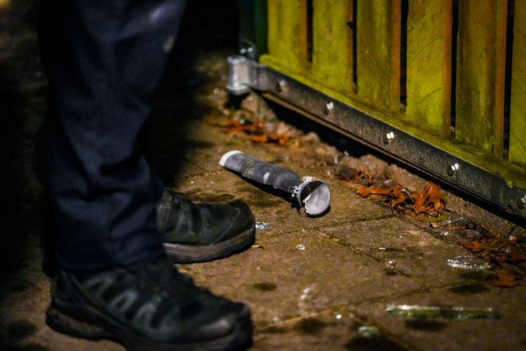 Op straat werd een deel van de granaat gevonden (foto: SQ Vision).