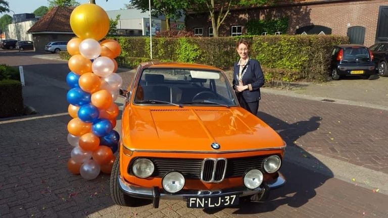 Burgemeester Judith Keijzers van de gemeente Oirschot ging op pad met een toepasselijke, oranje oldtimer.