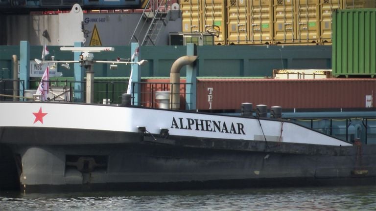 Het elektrische binnenvaartschip in de haven van Moerdijk