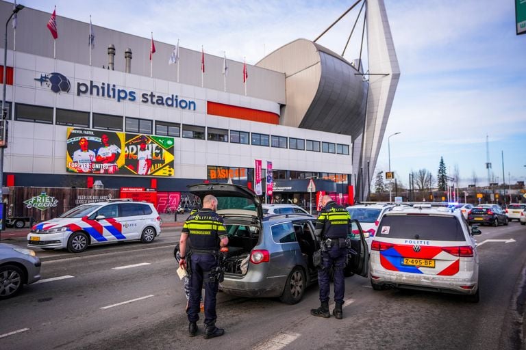 Politie rijdt nog een auto klem (foto: SQ Vision).