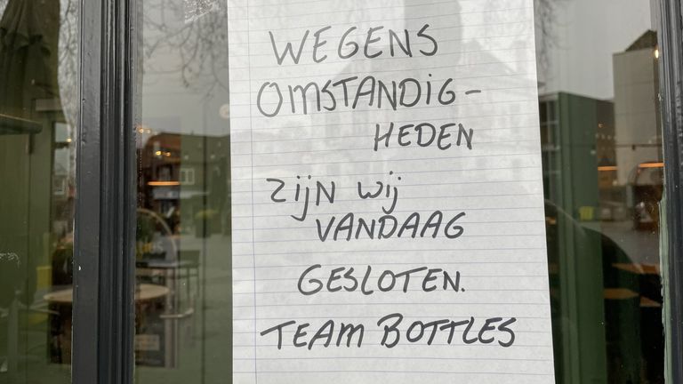 Grand café Bottles aan De Driesprong in Rosmalen gaat zondag niet open (foto: René van Hoof).