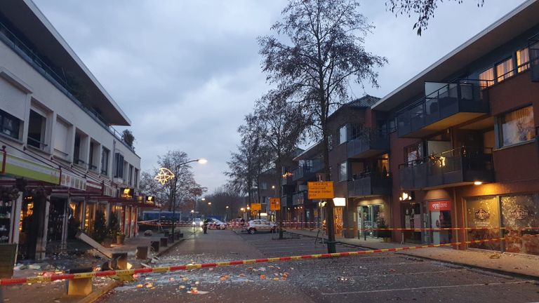 De straat is afgezet vanwege politie-onderzoek (foto: Collin Beijk).