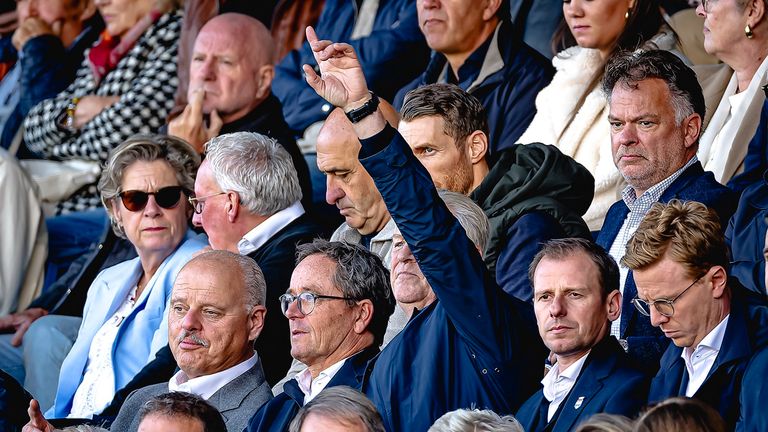 Peter Maes was vanaf de tribunes toch een beetje aan het coachen (foto: Marcel van Dorst).