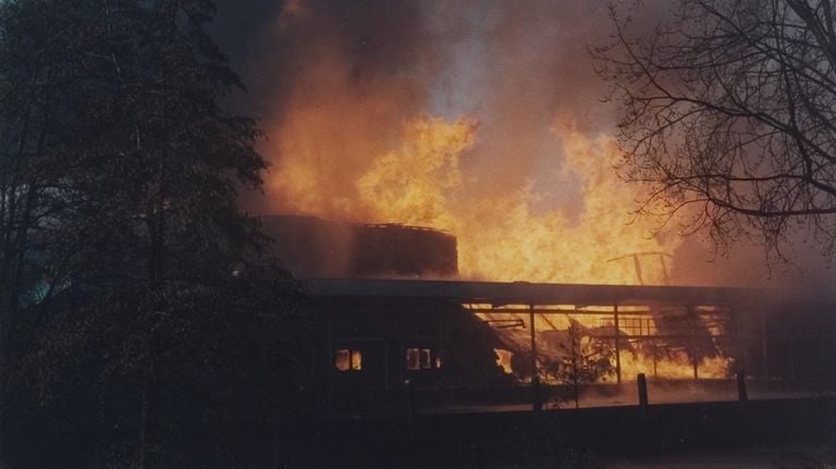 De opslaghal van Nedalco brandt helemaal uit. (foto: Guust van Dijck/West-Brabants Archief)