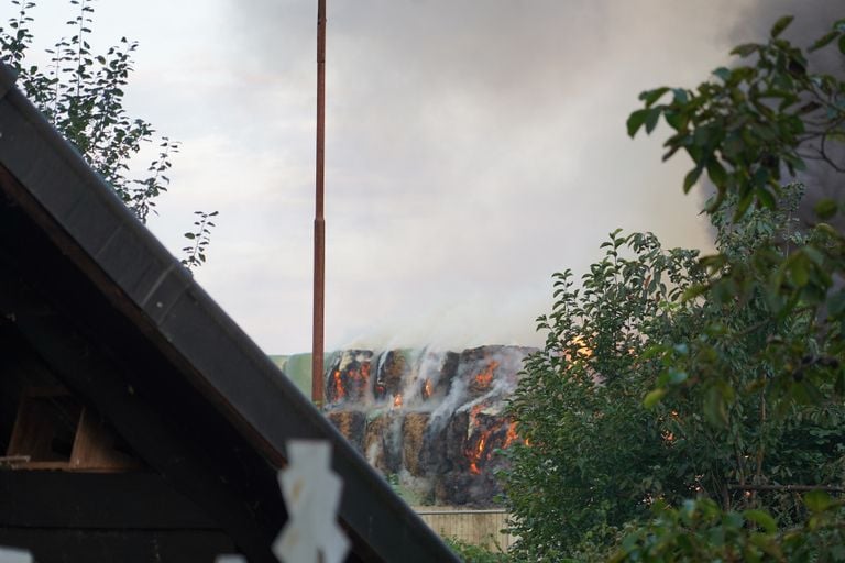 Hooibalen achter de boerderij in Made hadden vlam gevat (foto: Jeroen Stuve/SQ Vision).