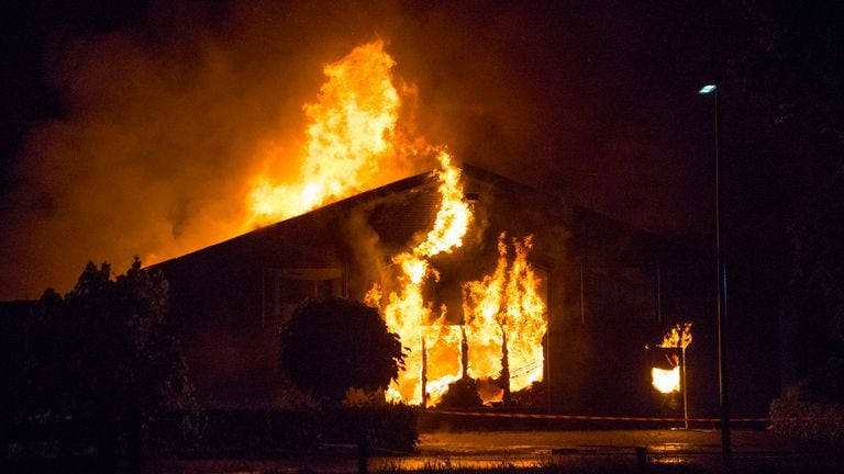 De loods in Veghel werd door de brand volledig verwoest (foto: Sander van Gils/SQ Vision).