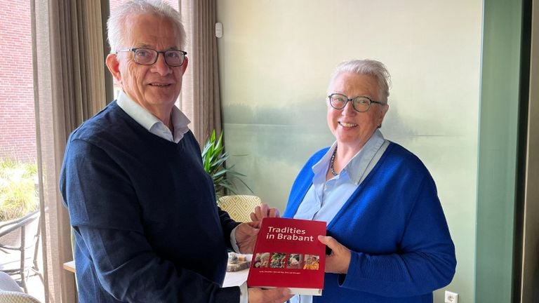 Schrijvers Tjeu van Ras en Ineke Strouken van het boek Tradities in Brabant (foto: Megan Hanegraaf).