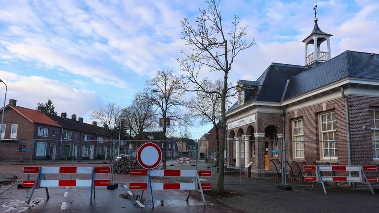 De sinkhole werd ontdekt bij de T-splitsing voor wijkcentrum 't Oude Raadhuis aan 't Hofke in Eindhoven (foto: Arno van der Linden/SQ Vision).