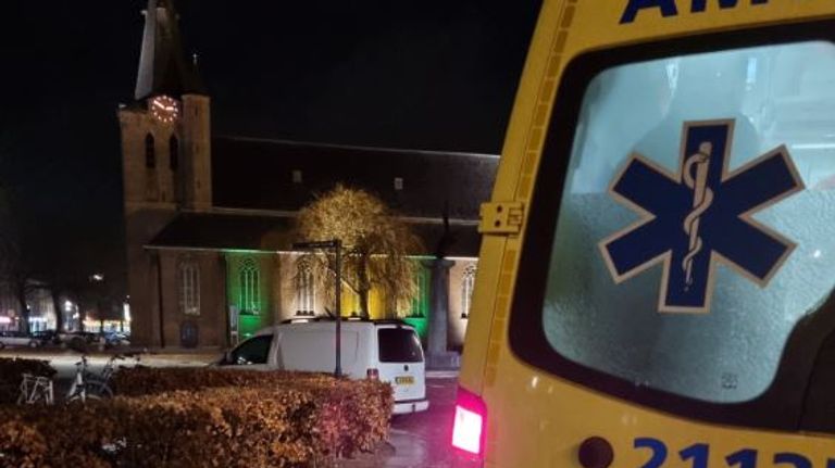De gewonde cafébezoeker is uit voorzorg in een ambulance naar een ziekenhuis gebracht (foto: X/wijkagent Ger Roumen).