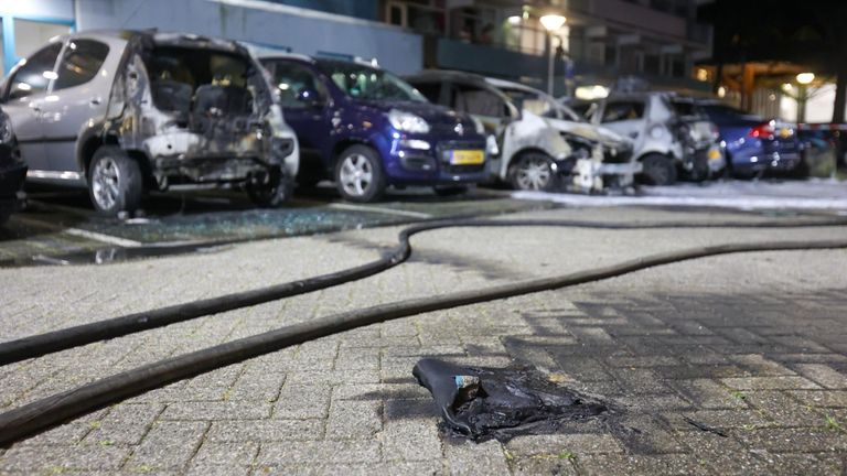 In het midden van de parkeerplaats aan de Urkhovenseweg in Eindhoven is een half gesmolten jerrycan gevonden (foto: Arno van der Linden/SQ Vision).