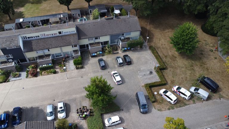 Bovenaanzicht van het afgezette huizenblok aan de Vierde Haren in Den Bosch (foto: Bart Meesters).