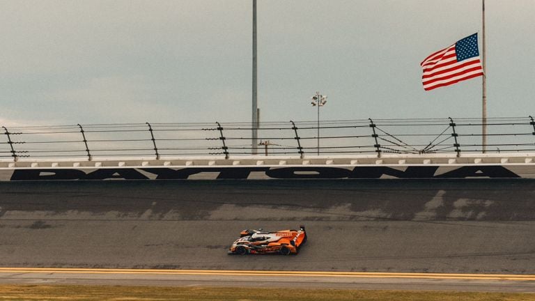 Job van Uitert op het circuit van Daytona (foto: Tower Motorsports Media).