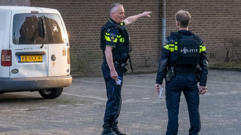 De politie is na de overval een buurtonderzoek gestart (foto: Iwan van Dun/SQ Vision).