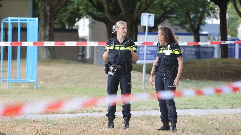 Agenten zetten de omgeving af (foto: Bart Meesters).