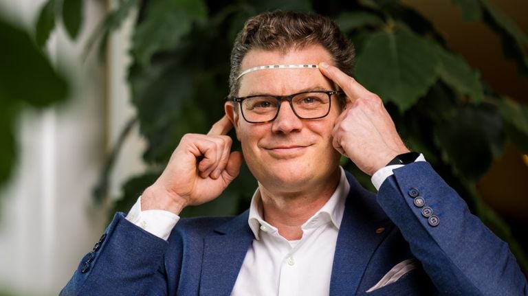 Hubert Martens laat de strip zien die in het voorhoofd onder de huid wordt geïmplanteerd (foto: Salvia BioElectronics).