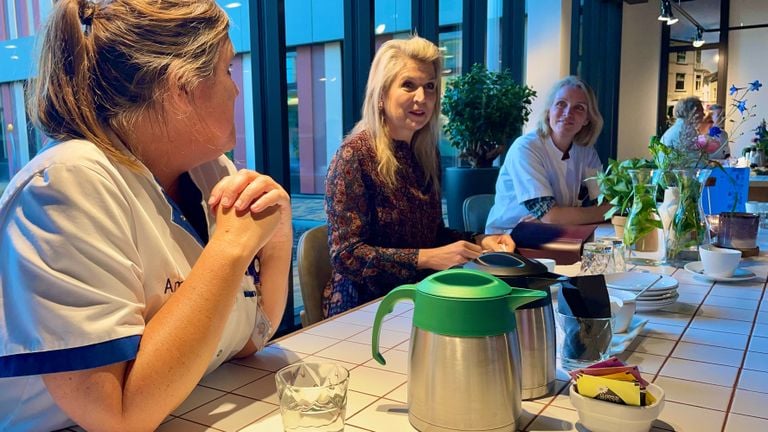 Máxima in gesprek met Amphia-medewerkers.