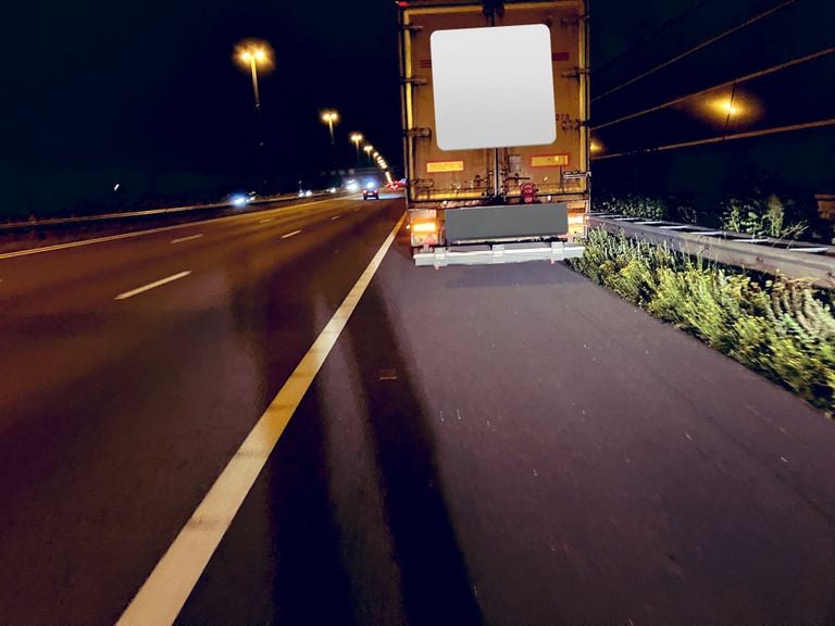 De vrachtwagen met pech strandde op de A16 bij Zevenbergschen Hoek (foto: X/Wis_Robert).