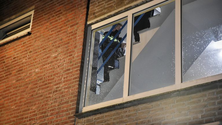 De politie doet onderzoek bij het huis aan de Wolmaransstraat in Tilburg (foto: Toby de Kort/SQ Vision).