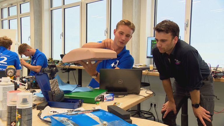 Marijn heeft het bodywork ontworpen. Rechts docent Thomas (foto: Jos Verkuijlen)