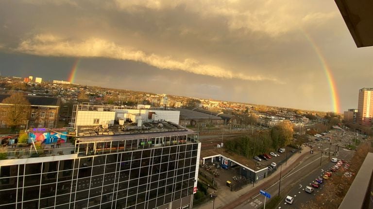 De regenboog vanuit De Bankier in Tilburg (foto: Tais).