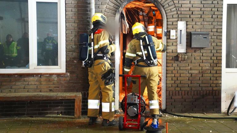 De brandweer bij het huis aan de Cederstraat in Den Bosch (foto: Bart Meesters).