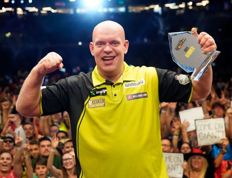 Michael van Gerwen blij met het winnen van het toernooi om de Hungarian Darts Trophy (foto: PDC Europe).