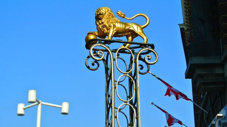 Gouden leeuw in betere tijden op de markt in Den Bosch.