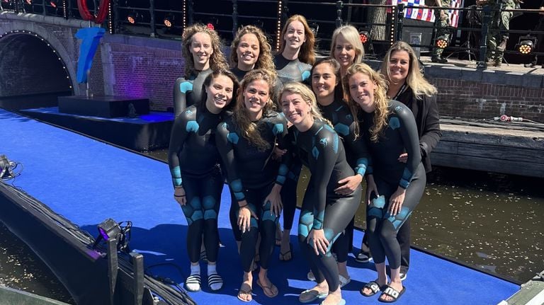 Het synchroonzwemteam waarmee Noortje en Bregje de kür deden op 5 mei (privéfoto).